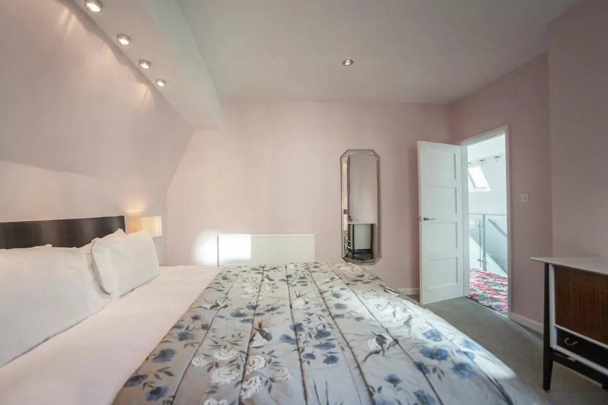 ※ Spacious Georgian Coach House & With Parking Bath 0*,  Regno Unito
