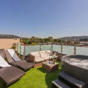 Apartment Stylish Penthouse With Hot Tub, Bath